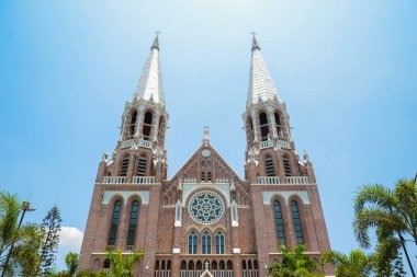 Yangon St Mary Katedrali, Inşaat 1895 yılında başladı ve 19 Kasım 1899 Hindistan hükümeti bir arazi hibe altında tamamlanmıştır