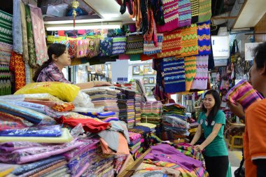 Yangon, Myanmar - 26 Nisan 2016: Birmanya giyim Bogyoke Pazar bir giyim mağazasında satın insanlar