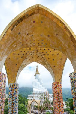 Beyaz dev Buda Wat Pha Sorn Kaew Tapınağı, genel Budist manastır ve tapınak Khao Kor, Tayland