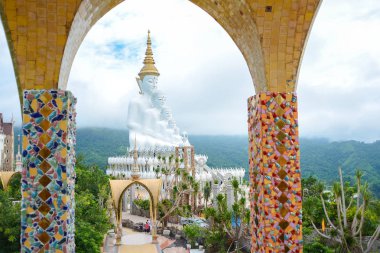 Beyaz dev Buda Wat Pha Sorn Kaew Tapınağı, genel Budist manastır ve tapınak Khao Kor, Tayland