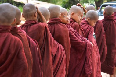 Bagan, Myanmar - 22 Nisan 2016: kameraya bakarak küçük Budist rahipler