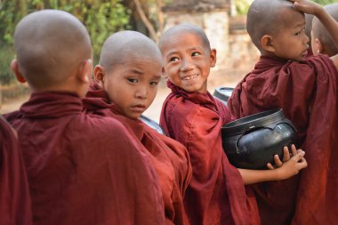 Bagan, Myanmar - 22 Nisan 2016: kameraya bakarak küçük Budist rahipler