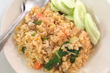 Domuz eti ve salatalık - Asya mutfağı ile Tayland kızarmış pirinç