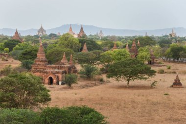 Bagan, Myanmar - 22 Nisan 2016: Antik pagodadan Bagan grup