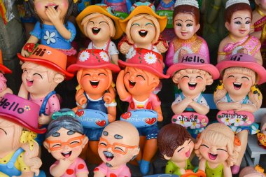 Gülümseyen ve clay doll, mutluluk kavramı gülüyor.