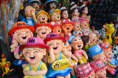 Gülümseyen ve clay doll, mutluluk kavramı gülüyor.