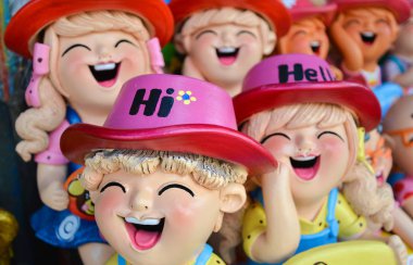 Gülümseyen ve clay doll, mutluluk kavramı gülüyor.