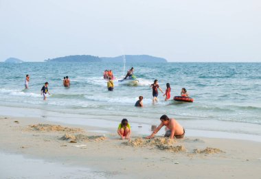 Sihanoukville, Kamboçya - 19 Mart 2015: Rahatlatıcı insanlar plajda Sihanoukville