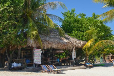 Lipe Island, Tayland - 12 Şubat 2016: Beachside Hindistan cevizi yaprak kulübe kafe Lipe Island, Tayland tarihinde