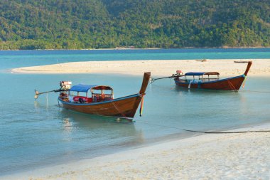 Longtail tekne dağ Beach, Lipe Island, Tayland