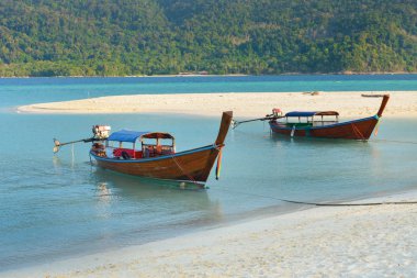 Longtail tekne dağ Beach, Lipe Island, Tayland