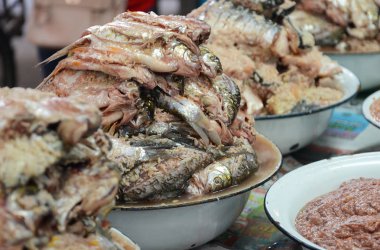 Tay tarzı turşu balık (veya Pla Som)