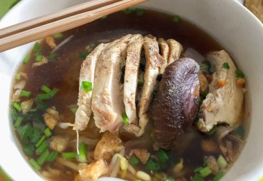 Tavuk baharat şehriye çorbası