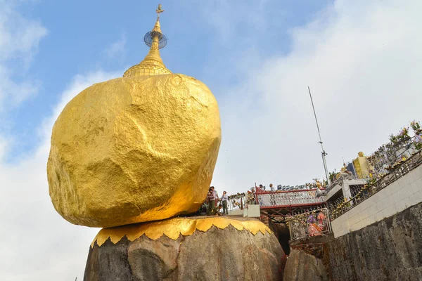 Kyaiktiyo, Mon devlet Myanmar-24 Nisan 2016: Budist namazı Kyaiktiyo Pagoda (altın Rock), yerlerinden en Budist muhterem Myanmar.