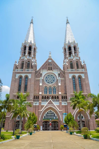Yangon St Mary Katedrali, Inşaat 1895 yılında başladı ve 19 Kasım 1899 Hindistan hükümeti bir arazi hibe altında tamamlanmıştır