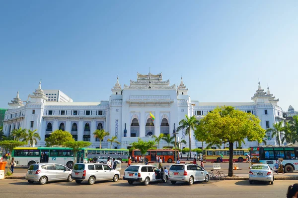 Yangon, Myanmar - 26 Nisan 2016: Yangon Belediye Binası Yangon merkezinde yer alır