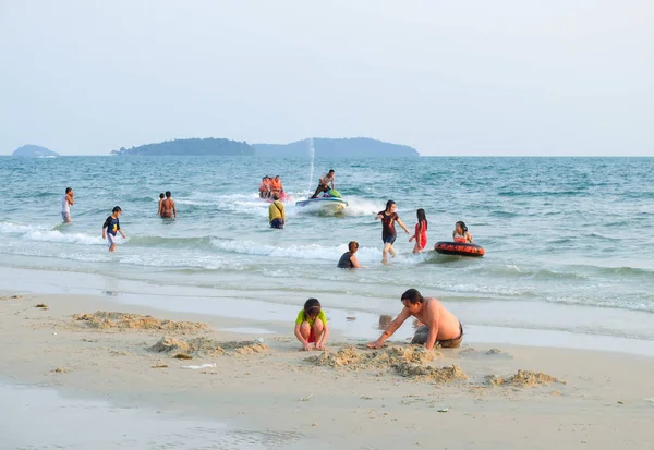 Sihanoukville, Kamboçya - 19 Mart 2015: Rahatlatıcı insanlar plajda Sihanoukville