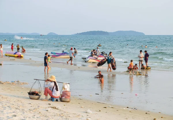 Sihanoukville, Kamboçya - 19 Mart 2015: Rahatlatıcı insanlar plajda Sihanoukville