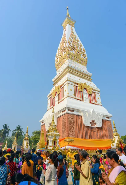 Phanom Tailandia Febrero 2016 Gente Camina Por Camino Que Templo —  Fotos de Stock
