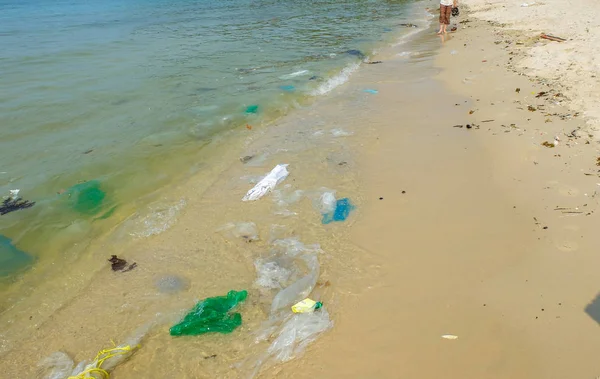 Sihanoukville Cambodia Mar 2015 Tourist Walking Garbage Dirty Beach — Stock Photo, Image