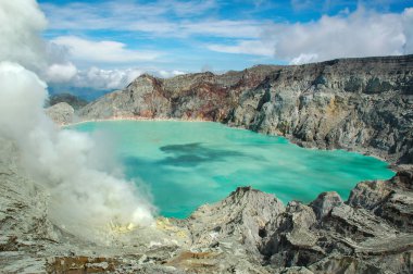 Kawah Ijen'de sülfürik Gölü vulcano Doğu Java, Endonezya