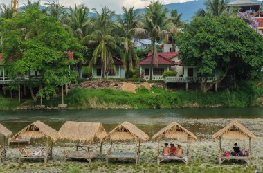 Vang Vieng, Laos - 26 Nisan 2015: Vang Vieng bir turist odaklı Laos yeridir. Şehrin Nam şarkı Nehri üzerinde yer alır..