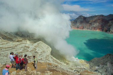 Kawah Ijen'de, Endonezya - 16 Ekim: Seyir Ijen'de krater ya da Kawah Ijen'de turist sayısı. Kawah Ijen'de Doğu Java, Indonesi başka bir volkanik turizm cazibe olduğunu