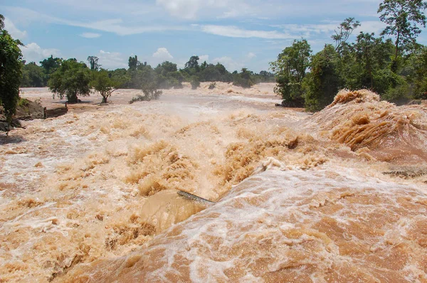 Pakse, Laos 19 Ağustos 2007 yılında Konpapeng sel