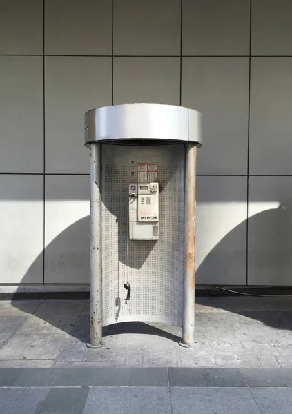 Gammal Och Rost Telefonkiosk — Stockfoto