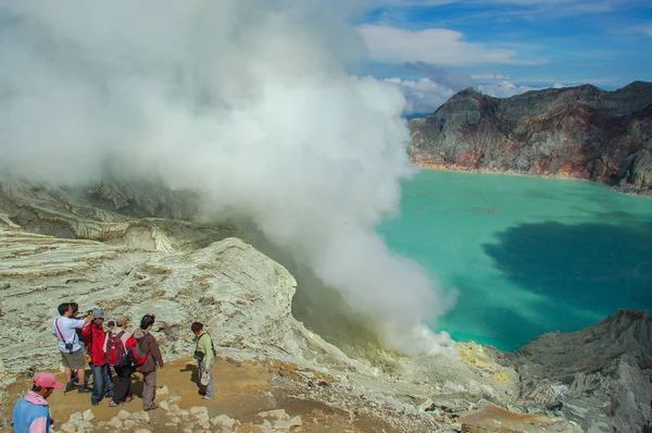 Kawah Ijen Indonesia Ottobre Certo Numero Turisti Che Guardano Giù — Foto Stock