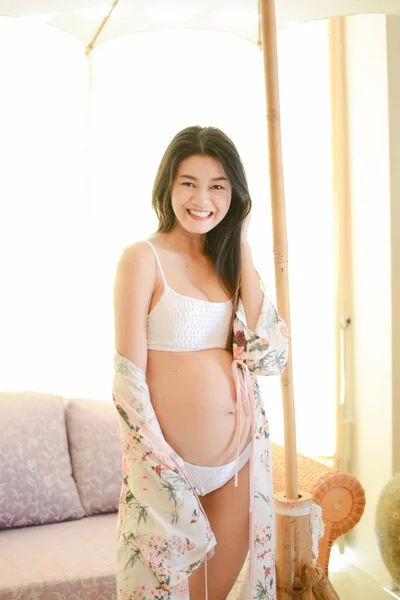 Joven asiática hermosa embarazada mujer en vestido blanco —  Fotos de Stock