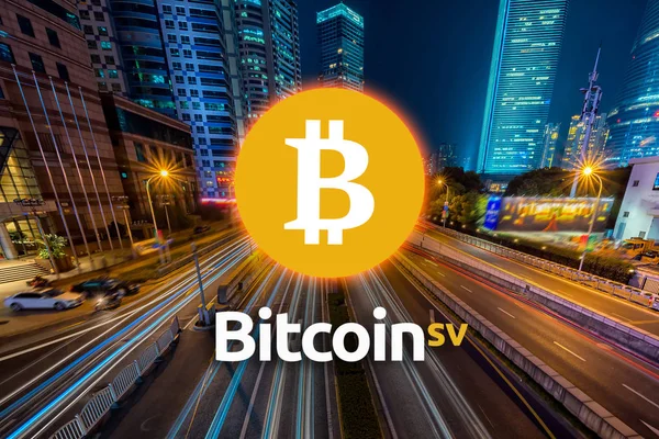 Conceito de Bitcoin SV moeda movendo-se rapidamente na estrada, uma plataforma blockchain criptomoeda, dinheiro Digital — Fotografia de Stock