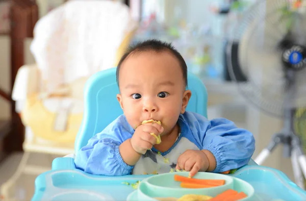 Asyalı erkek bebek 6 aylık Bebek Led Weaning (Blw) yöntemi ile yeme, Self-Beslenme