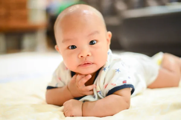 Cute Little Asian Baby patrząc na aparat fotograficzny — Zdjęcie stockowe