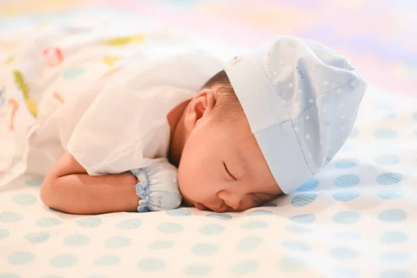 Χαριτωμένο μικρό ασιατικό μωρό αγόρι ύπνου — Φωτογραφία Αρχείου