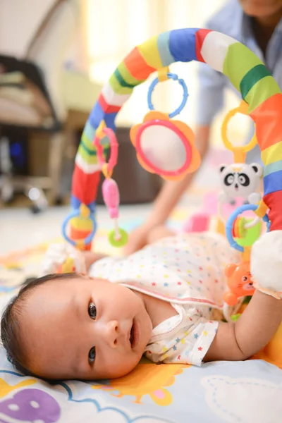 Χαριτωμένο μικρό ασιατικό μωρό παίζει Playgym — Φωτογραφία Αρχείου
