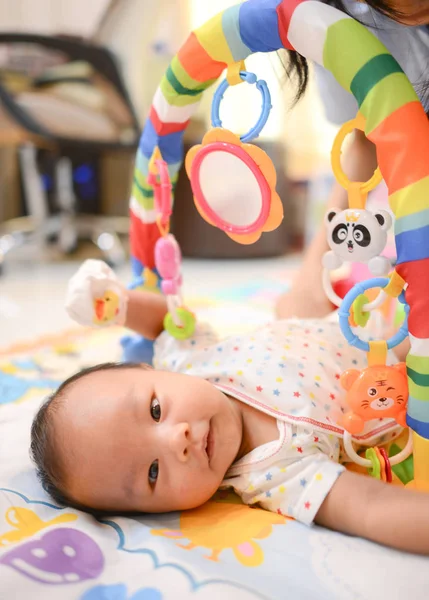 Cute Little Asian Baby gry Playgym — Zdjęcie stockowe