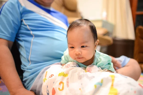 Cute Little Asian Baby r na Lap — Zdjęcie stockowe