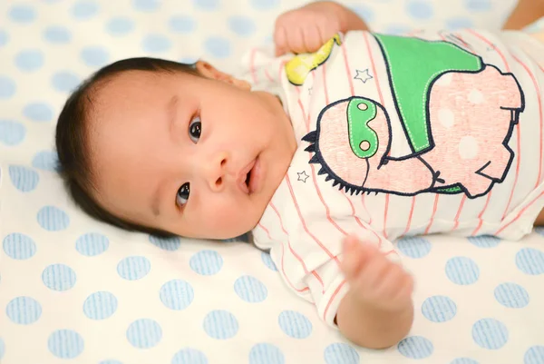 Lindo poco asiático bebé niño sonriendo en cámara —  Fotos de Stock