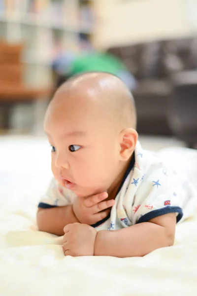 Cute Little Asian Baby patrząc na aparat fotograficzny — Zdjęcie stockowe