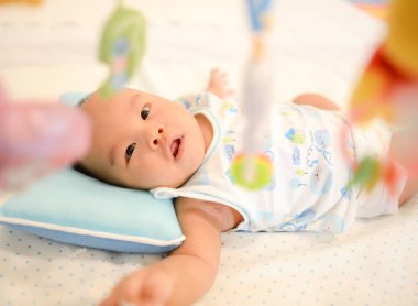 4 Aylık Sevimli küçük Asyalı bebek Playgym oynarken