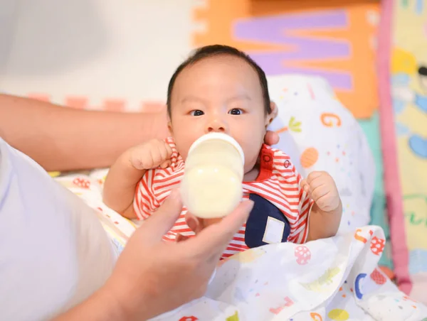 Χαριτωμένο μικρό ασιατικό μωρό πιπίλισμα μπουκάλι γάλακτος μορφή — Φωτογραφία Αρχείου