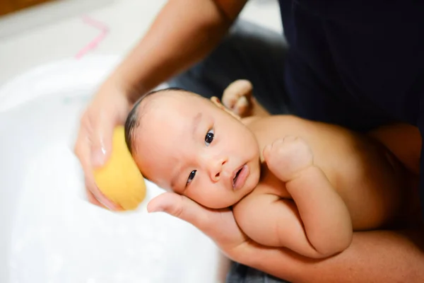 Νεογέννητο μωρό αγόρι που έχει μπάνιο σε χοντρούλα, το πρώτο μπάνιο νεογέννητου μωρού — Φωτογραφία Αρχείου