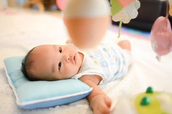 4 μήνας παλιά χαριτωμένο μικρό ασιατικό μωρό παίζει Playgym — Φωτογραφία Αρχείου