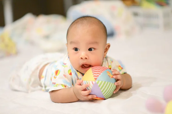 Lindo poco asiático bebé jugando bola — Foto de Stock