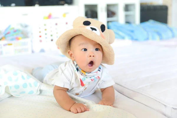 Słodkie mało Azji dziecko chłopiec noszenie ręcznie wykonane kapelusz — Zdjęcie stockowe