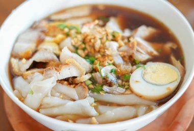 Çıtır Pork Çorbası (Taylandca Guay Jub), Tayland usulü erişte, tarçınlı yumurta çorbası, yumurta ve salata sebzesi ve kızarmış kızarmış ekmek.