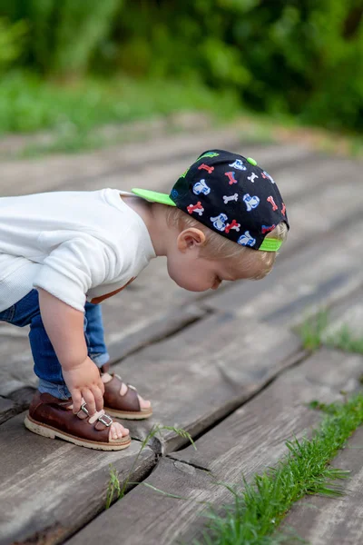 El chico camina sobre la hierba. — Foto de Stock