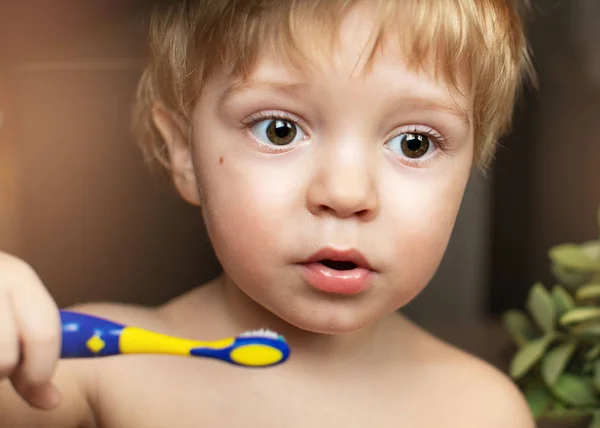 Хлопчик чистить зуби — стокове фото