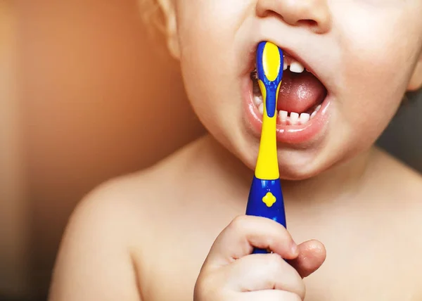 Il ragazzo pulisce denti — Foto Stock